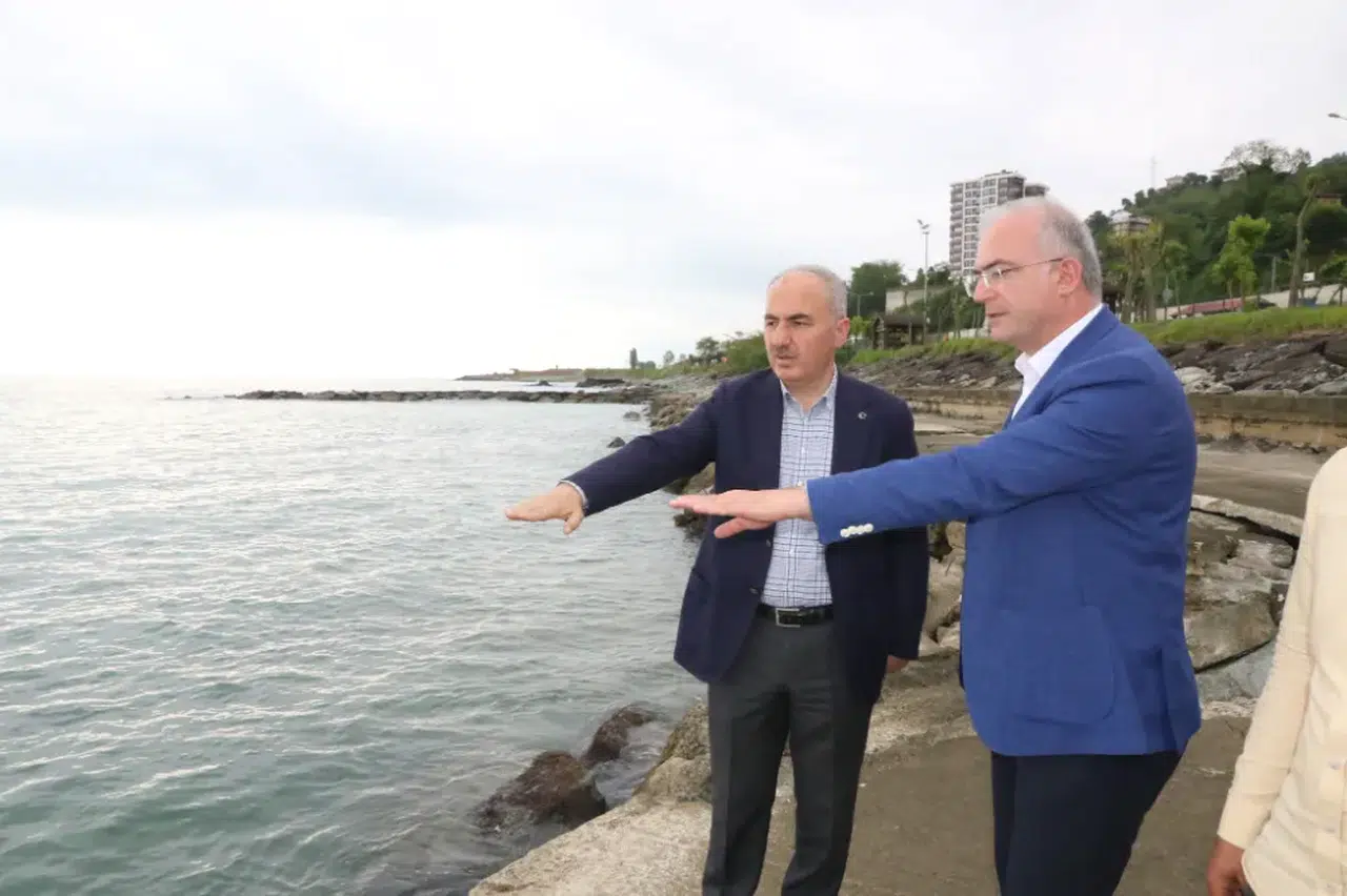 Rize Belediye Başkanı Rahmi Metin, Çiftekavak Halk Plajı'ndaki Yeniden Düzenleme Çalışmalarını İnceledi