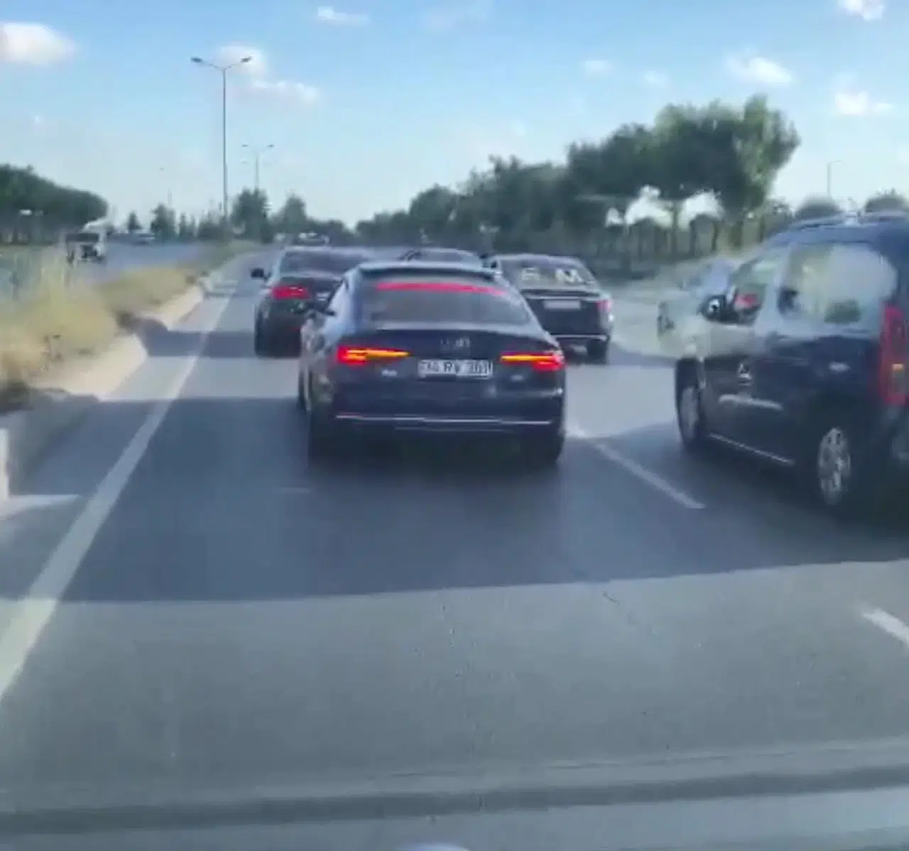 İstanbul - Pendik ve Sultangazi'de düğün konvoyundaki araçlar yol kapattı 