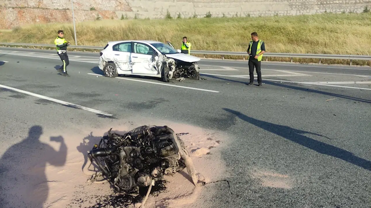 Bursa'da otomobil, bariyerlere çarptı; sürücü ile eşi yaralı