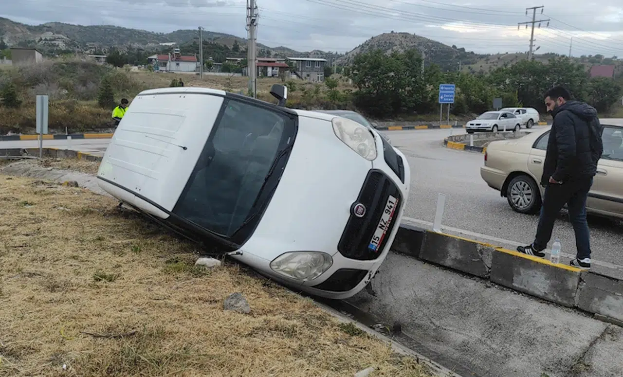 Polis aracı refüje devrildi