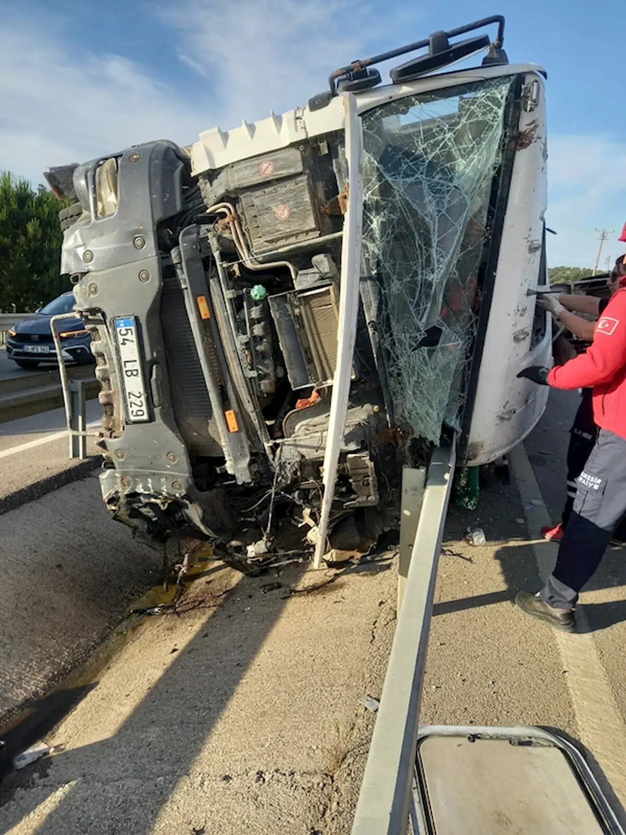 Burhaniye'de kontrolden çıkan beton aracı bariyerlere devrildi: 1 ölü, 1 yaralı
