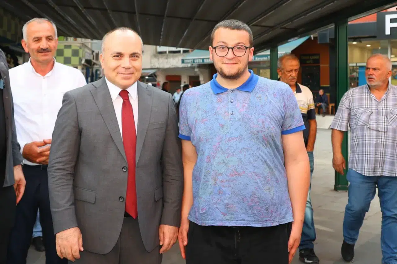 Artvin Valisi Cengiz Ünsal, Hopa İlçesi'nde Esnaf ve Vatandaşları Ziyaret Etti