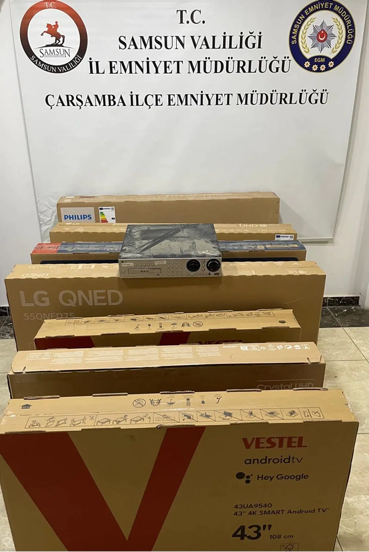 Samsun'da çalıştıkları iş yerinin deposundan hırsızlık yaptıkları gerekçesiyle 3 şüpheli yakalandı