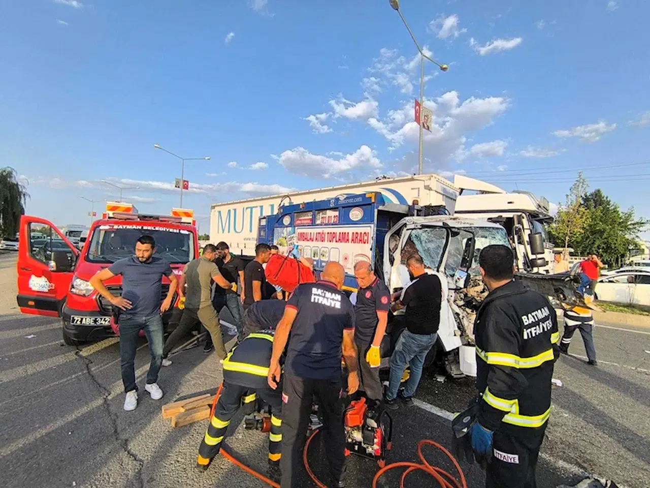 Batman'da TIR’la çarpışan kamyonetteki 2 kişi yaralandı