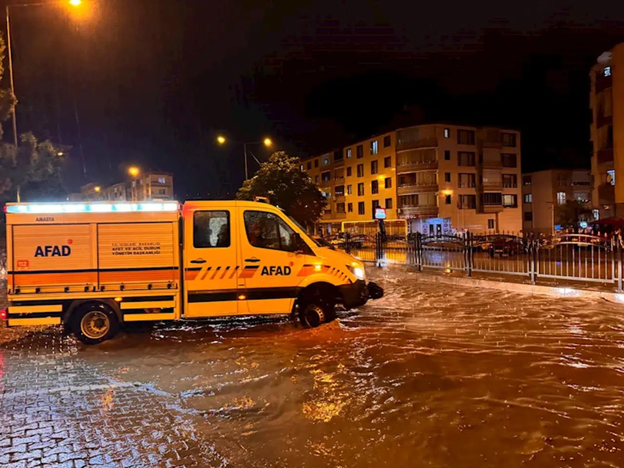 Amasya'da sağanak su baskınlarına neden oldu
