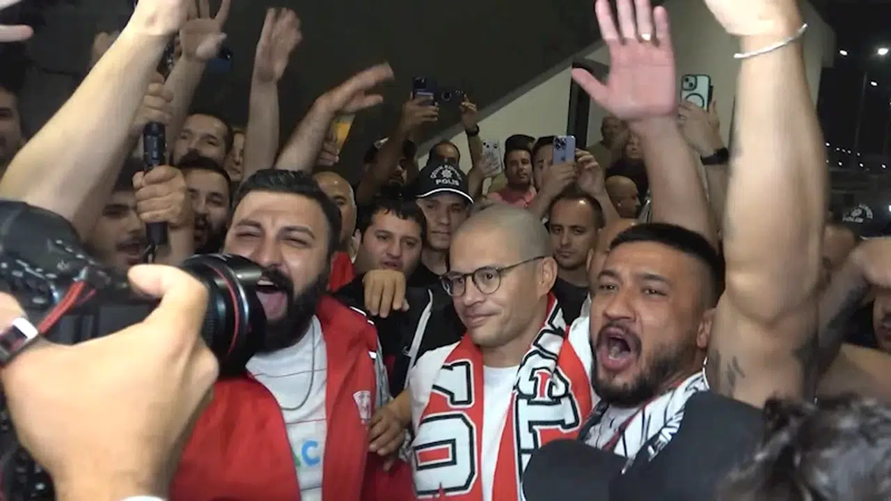 Antalyaspor ile sözleşme imzalamak için gelen Alex de Souza'ya coşkulu karşılama (EK FOTOĞRAFLAR)