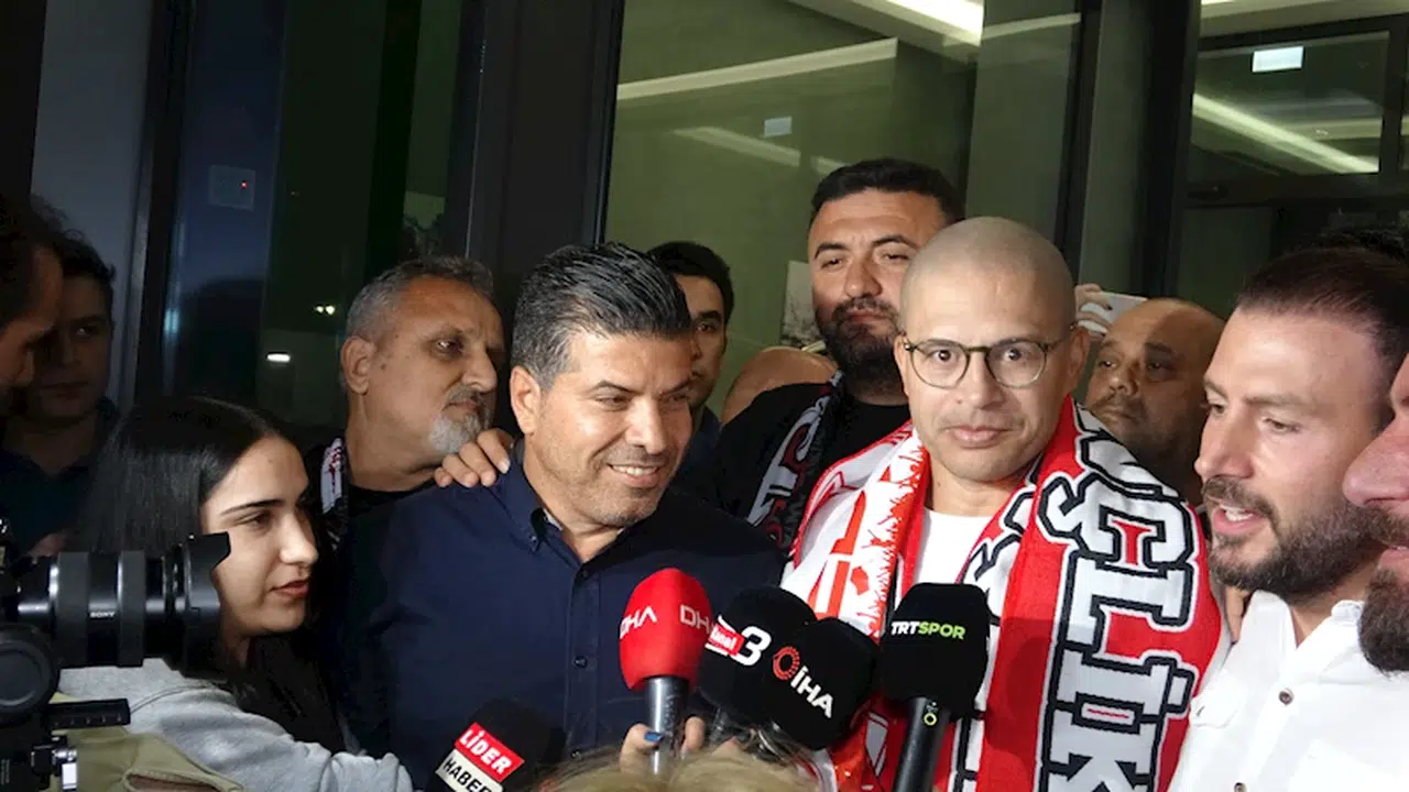 Antalyaspor ile sözleşme imzalamak için gelen Alex de Souza'ya coşkulu karşılama