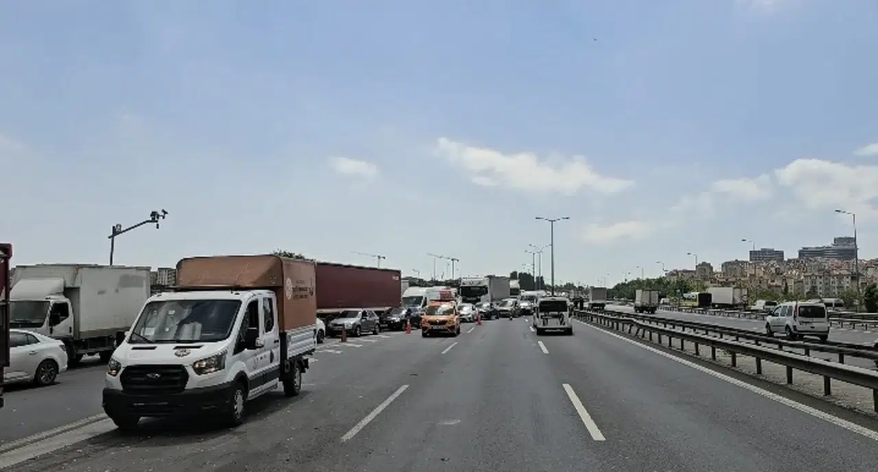 İstanbul- Esenyurt TEM Otoyolu'nda 10 aracın karıştığı kazada 2 kişi yaralandı 