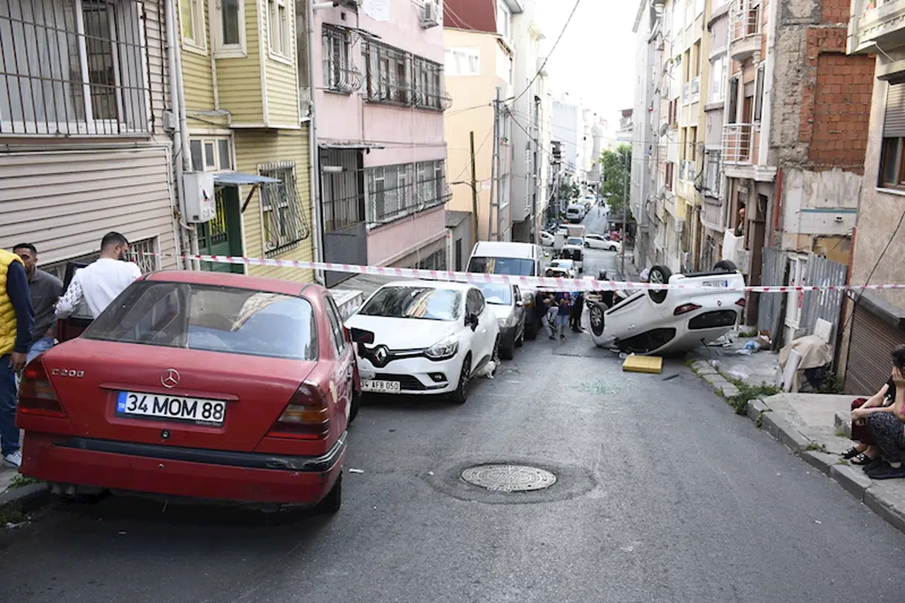 İstanbul-Şişli'de kontrolden çıkan otomobil takla attı