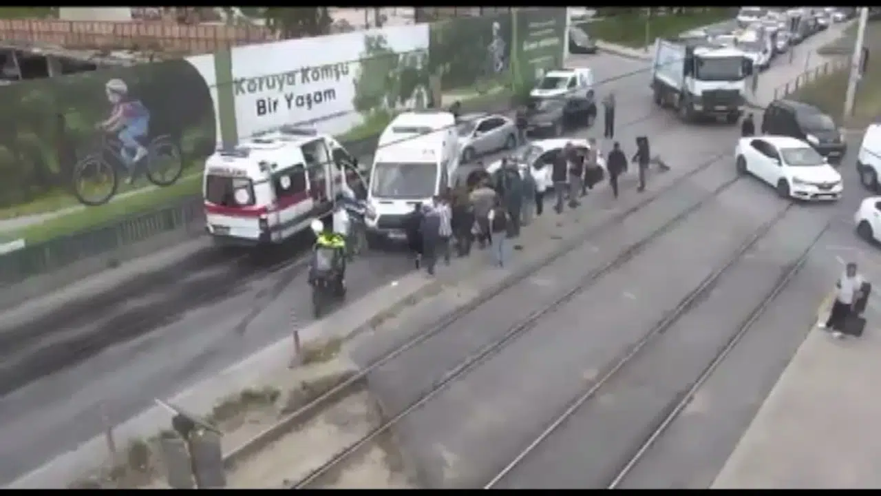 İstanbul - Bahçelievler'de tramvay otomobile çarptı: 2 yaralı