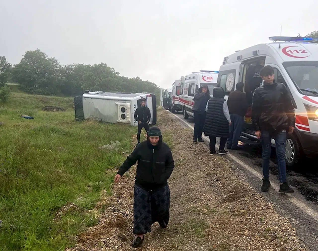 AFYONKARAHİSAR Sera işçilerini taşıyan minibüs devrildi: 14 yaralı (VİDEO EKLENDİ) 