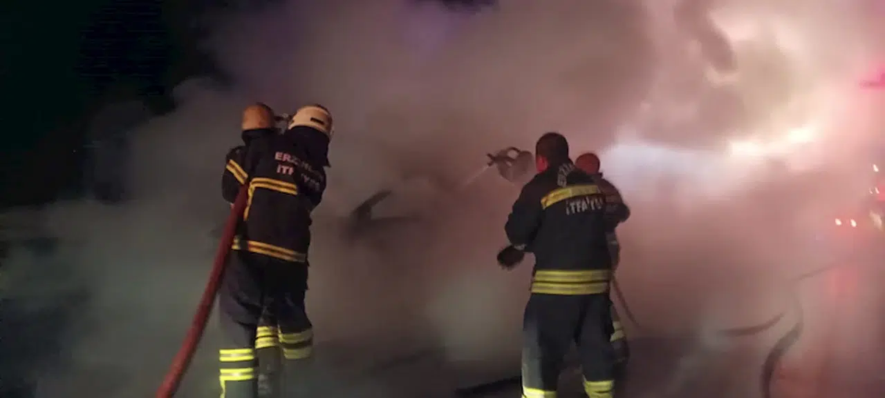 Erzincan’da bariyere çarpan otomobil alev aldı: 1 ölü, 1 yaralı