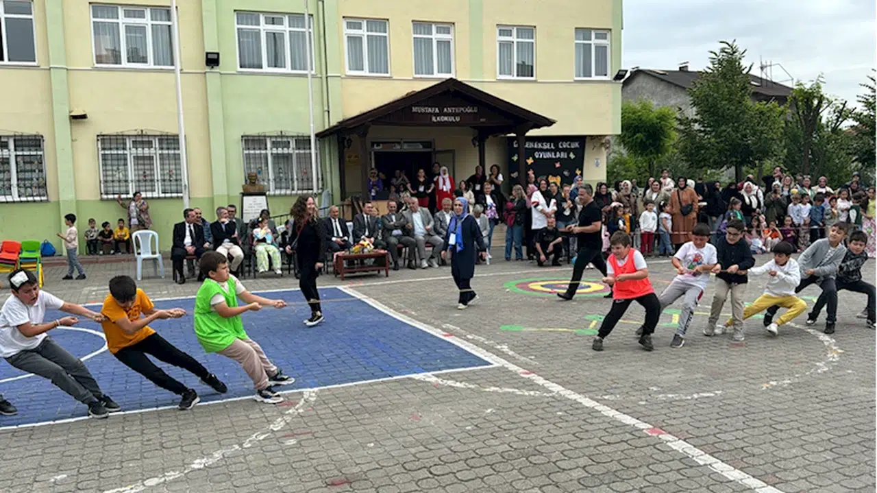 Karabük'te öğrenciler ve veliler okul bahçesindeki geleneksel oyun alanında eğlendi