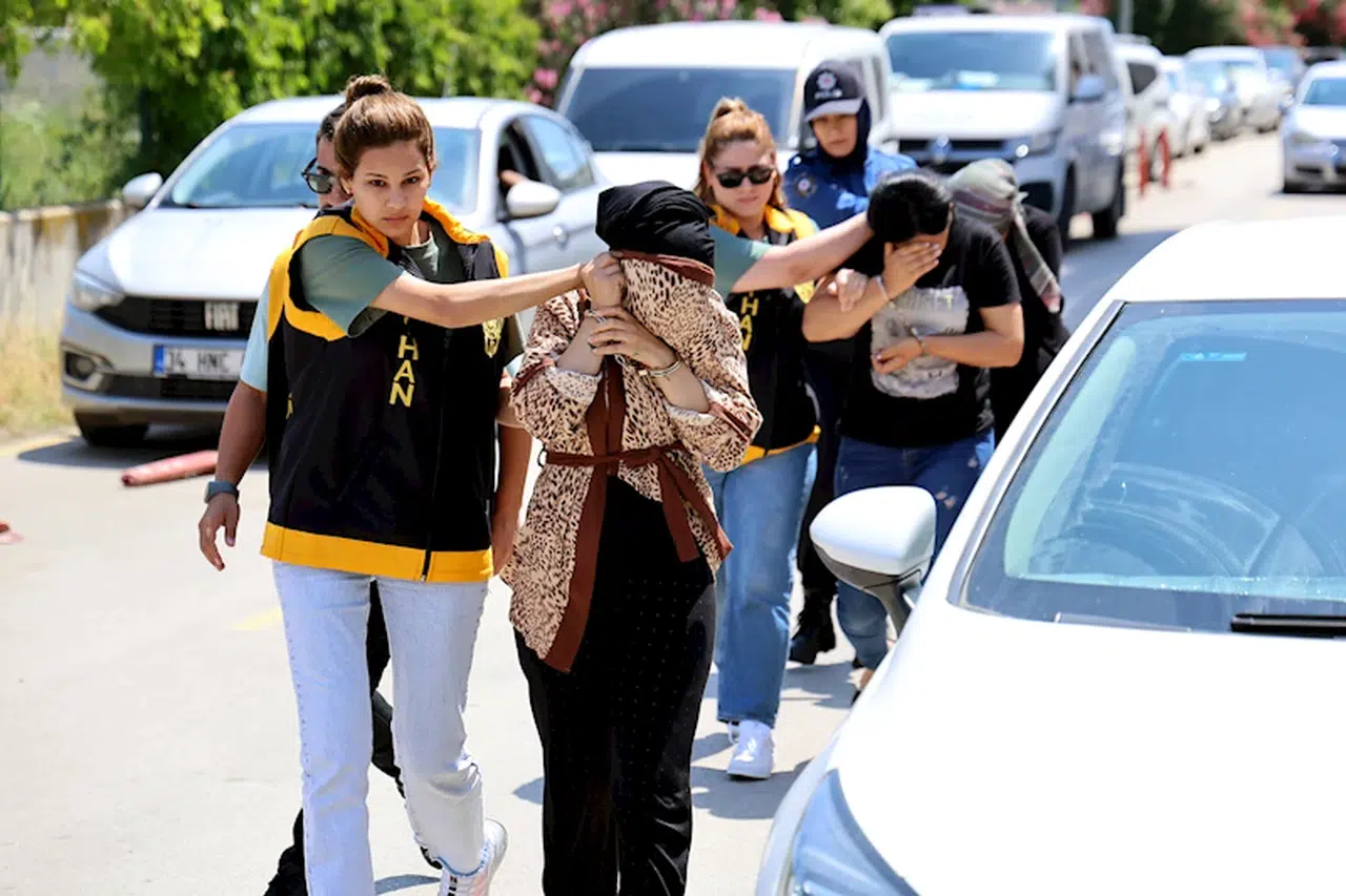 Bahçesinde gömülü Kalaşnikof bulundu; 'Akrabam kız arkadaşıyla buluşmaya geldiğinde koymuştur' dedi
