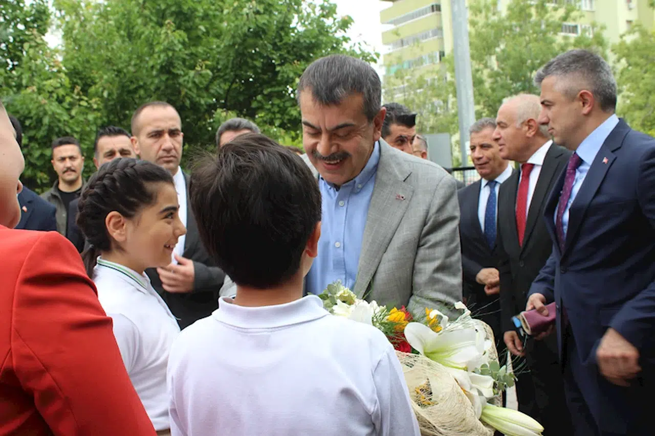 Bakan Tekin, 'Dünya Oyun Oynama Günü'nde çocuklarla oyun oynadı