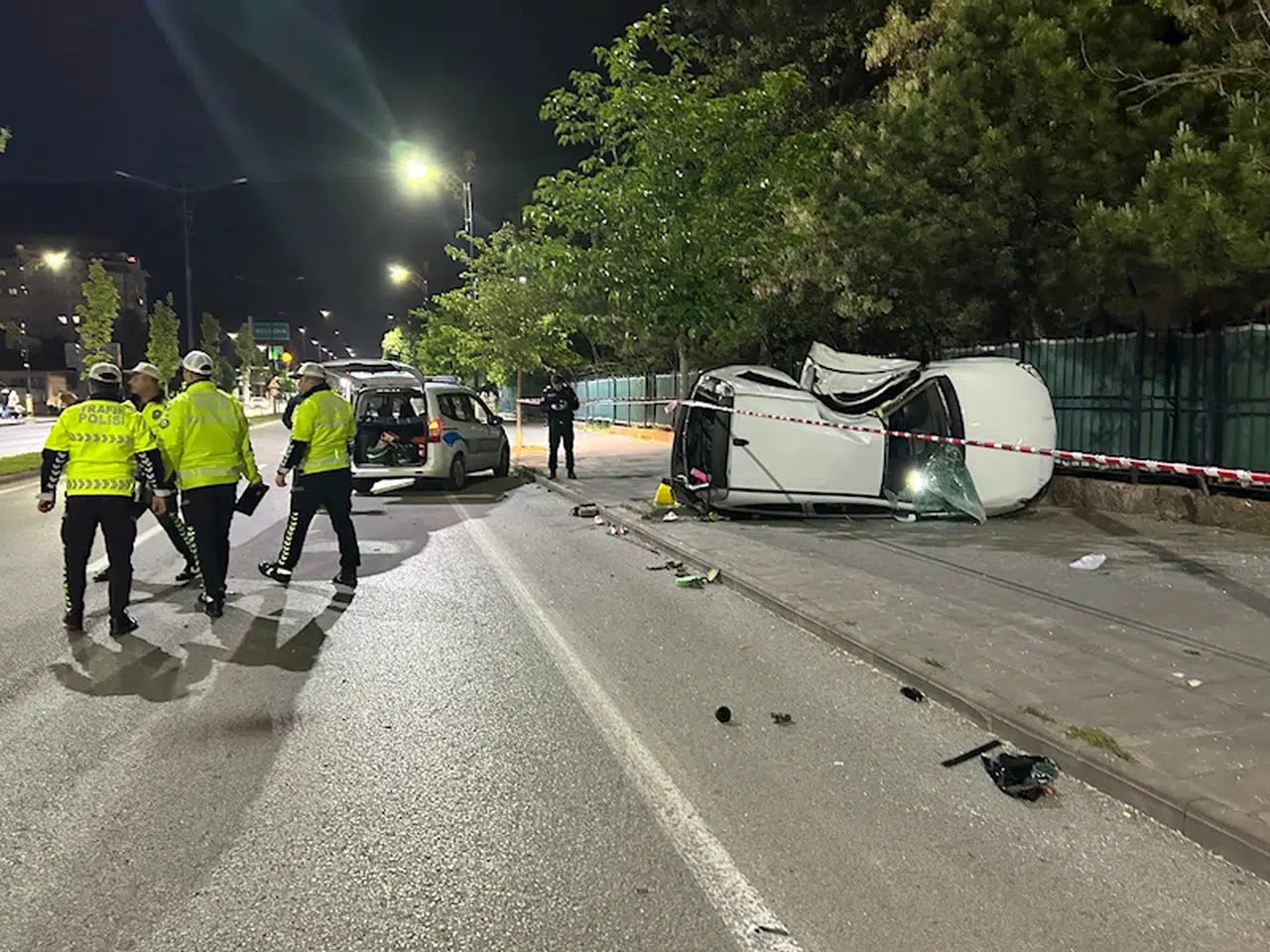 Sivas'ta aydınlatma direğine çarpan otomobilin sürücüsü öldü