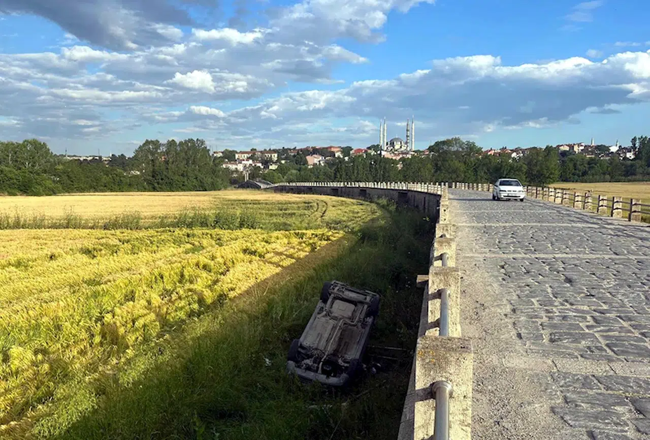 Edirne'de tarihi köprüden tarlaya düşen hafif ticari aracın şoförü 308 promil alkollü çıktı