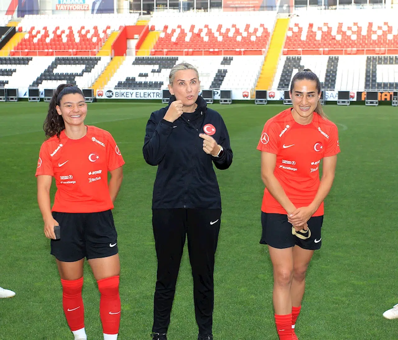 A Milli Kadın Futbol Takımı, Erzincan'da hazırlıklarına devam etti