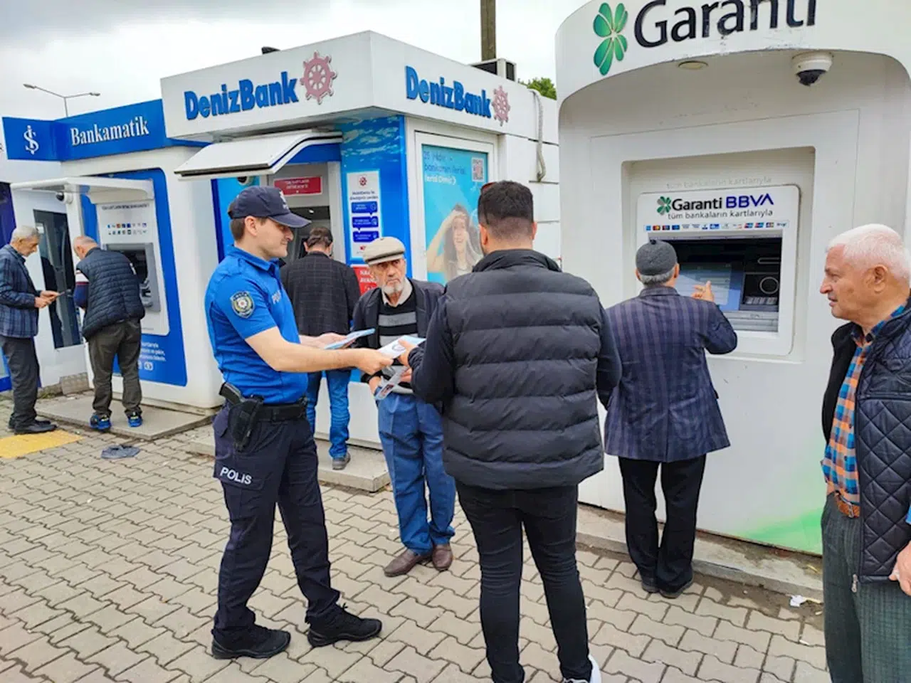 Salıpazarı'nda polis, kurban satıcılarını sahte para konusunda uyardı
