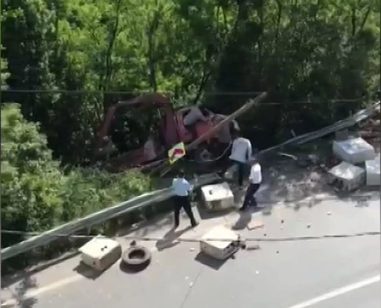 İstanbul-Sarıyer'de kontrolden çıkan kamyon evin bahçesine uçtu: 2 yaralı