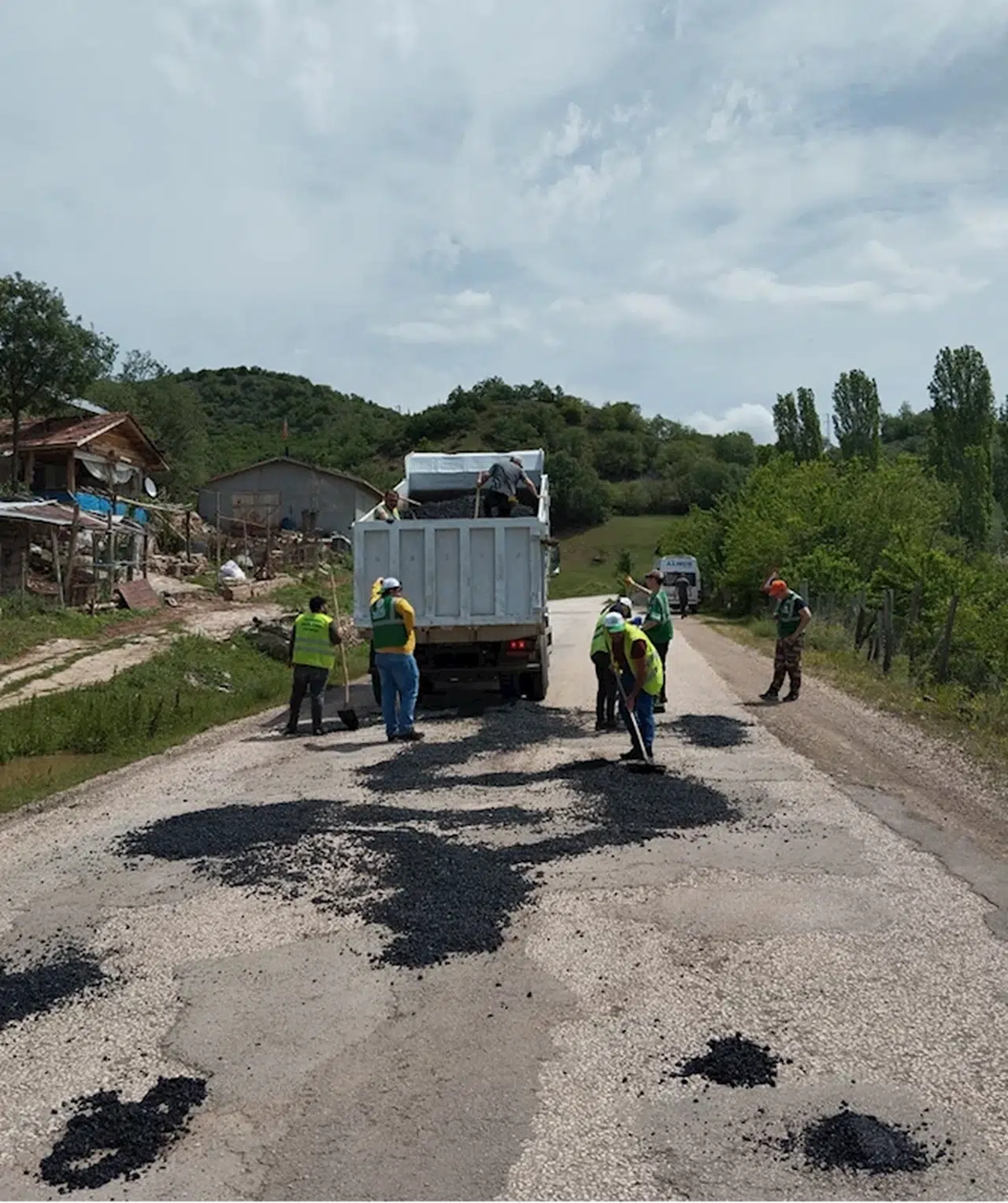 Almus'ta grup yollarında çalışma yürütülüyor