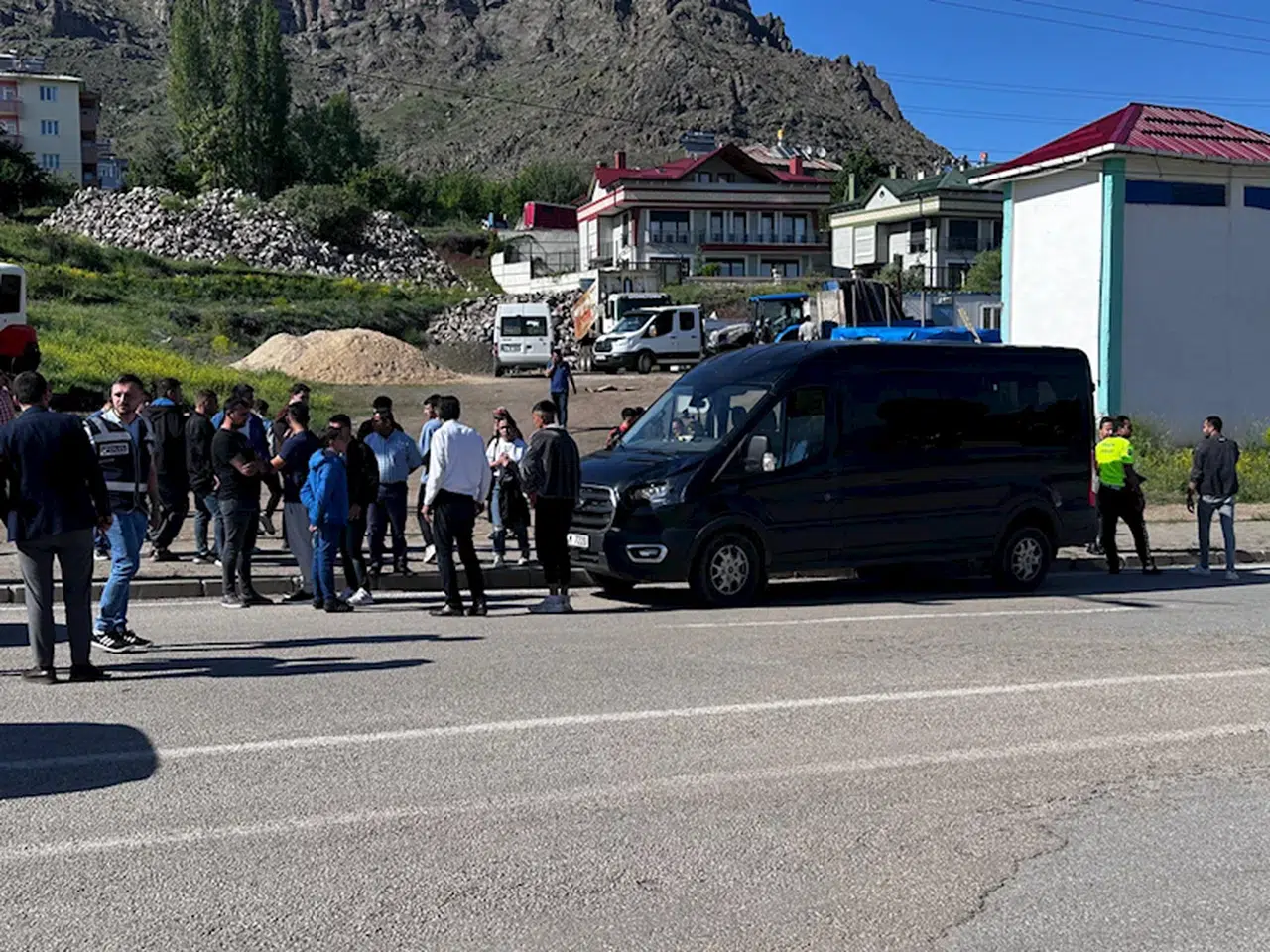 Şebinkarahisar'da minibüsün çarptığı lise öğrencisi yaralandı