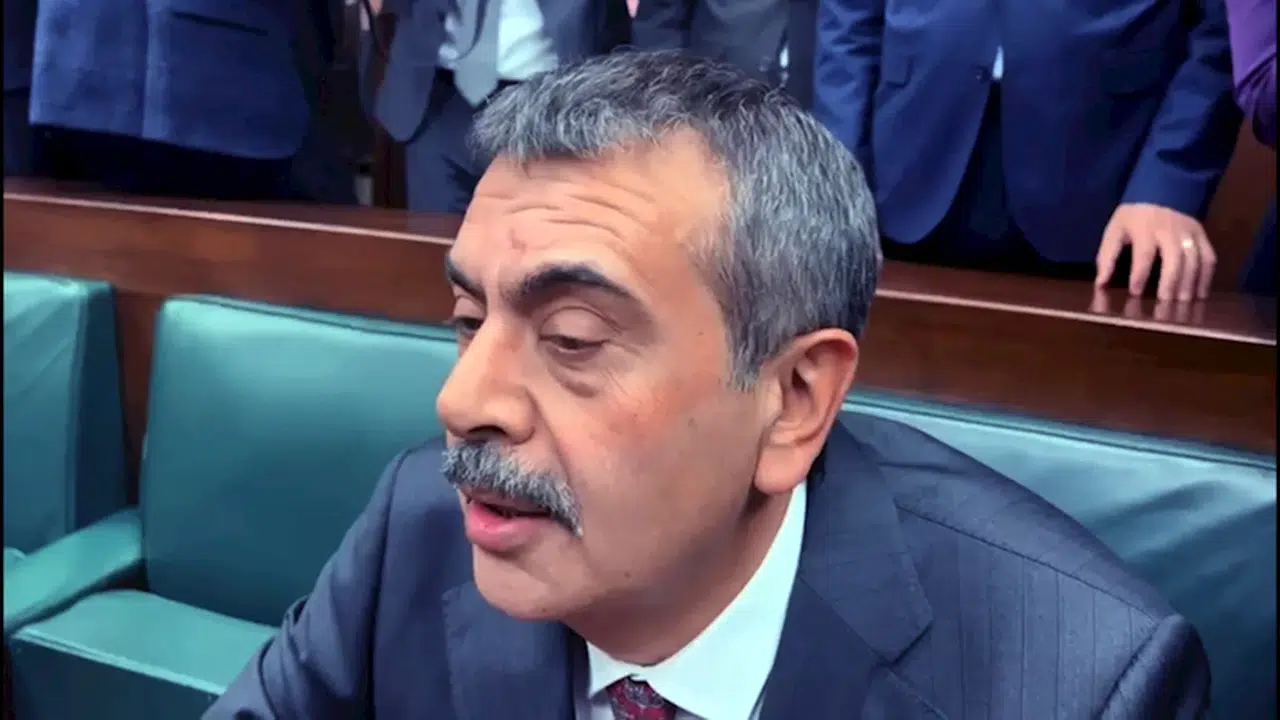 Bakan Tekin'den 'müfredat' eleştirilerine yanıt: Okuyarak eleştirsinler