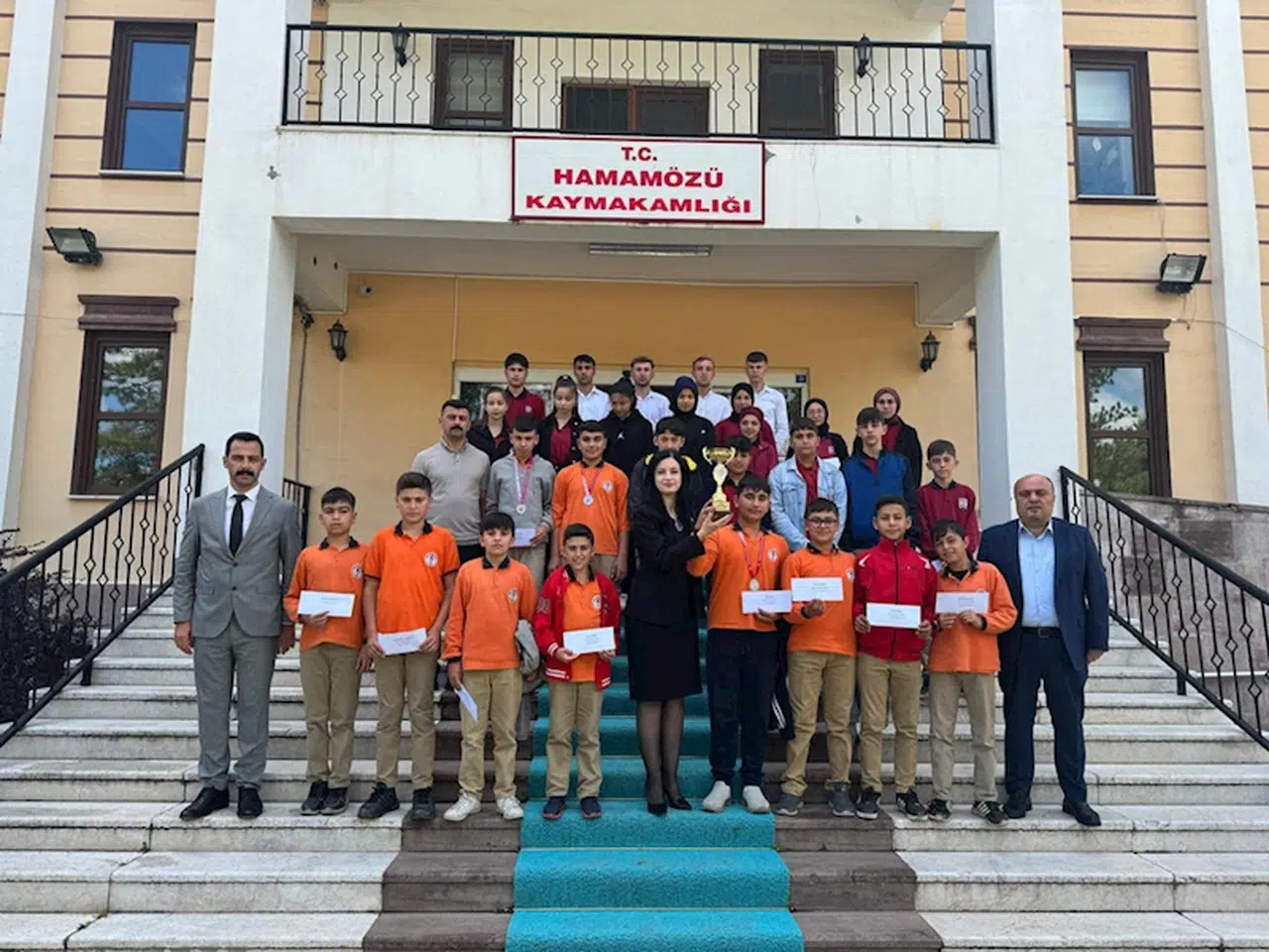 Başarılı okçuluk sporcularından Hamamözü Kaymakamı Erdoğan'a ziyaret