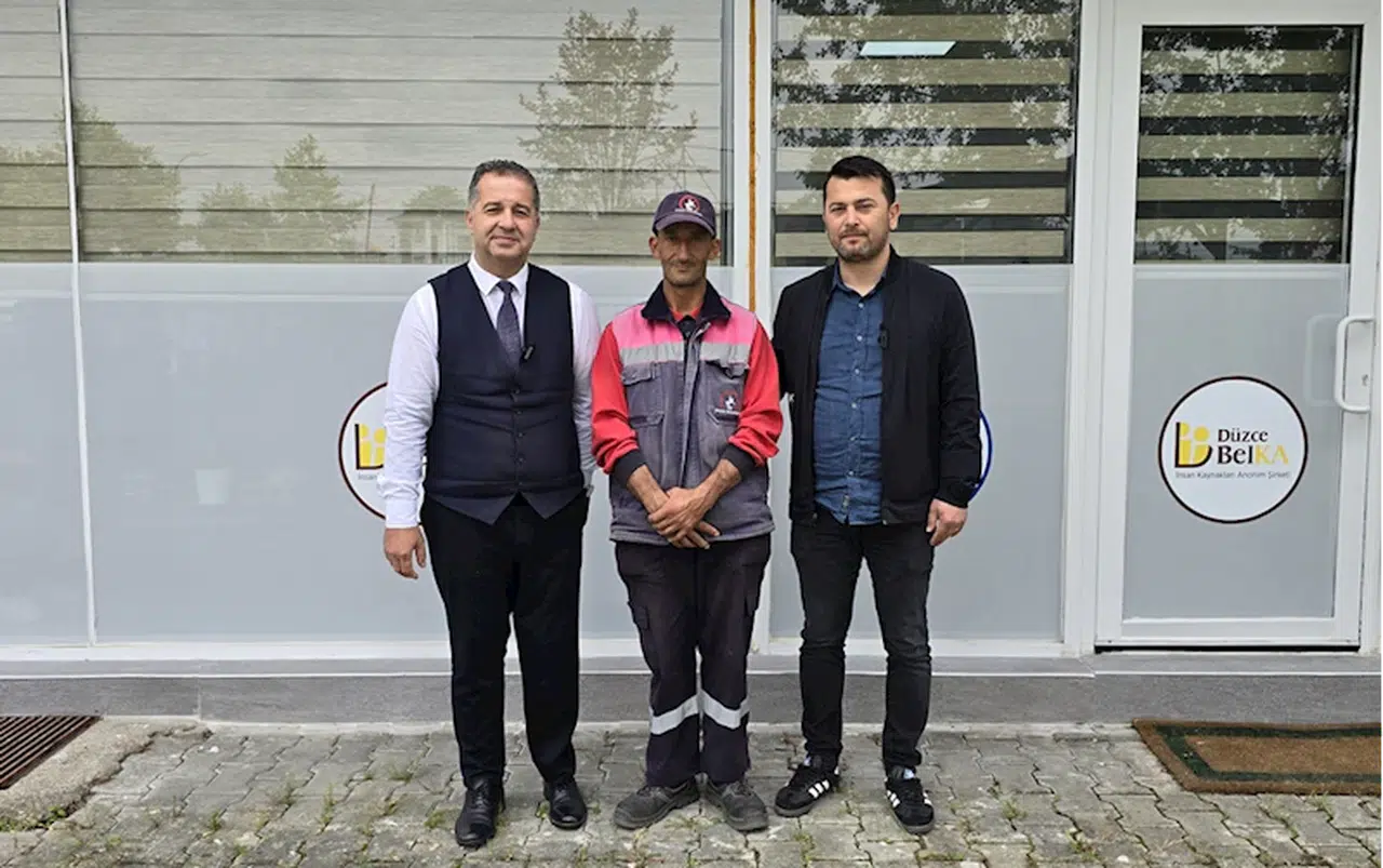 Düzce'de temizlik işçisi parkta bulduğu cep telefonunu sahibine ulaştırdı