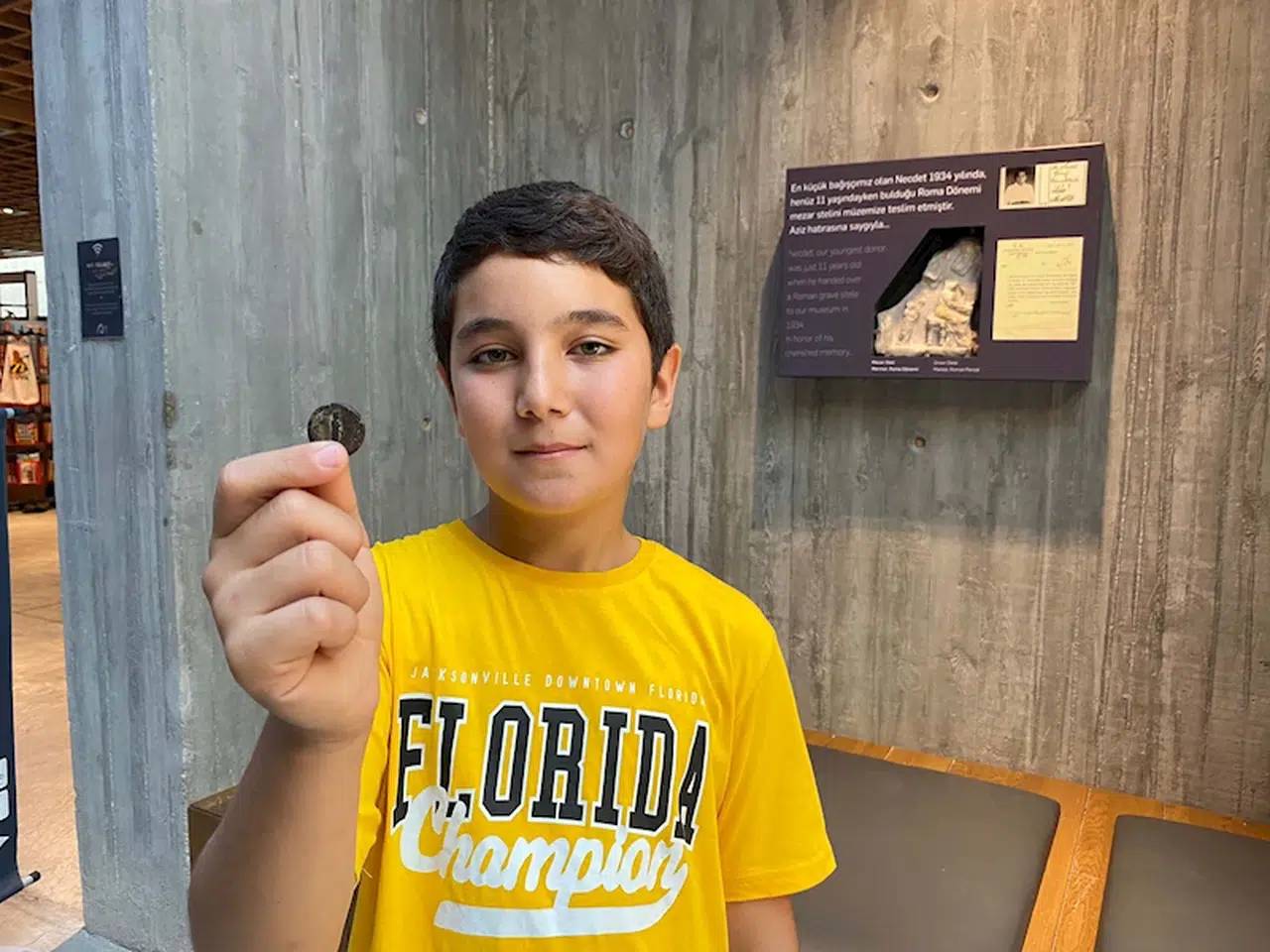 10 yaşındaki Onur, Türkiye'nin bilinen en küçük tarihi eser bağışçısı oldu