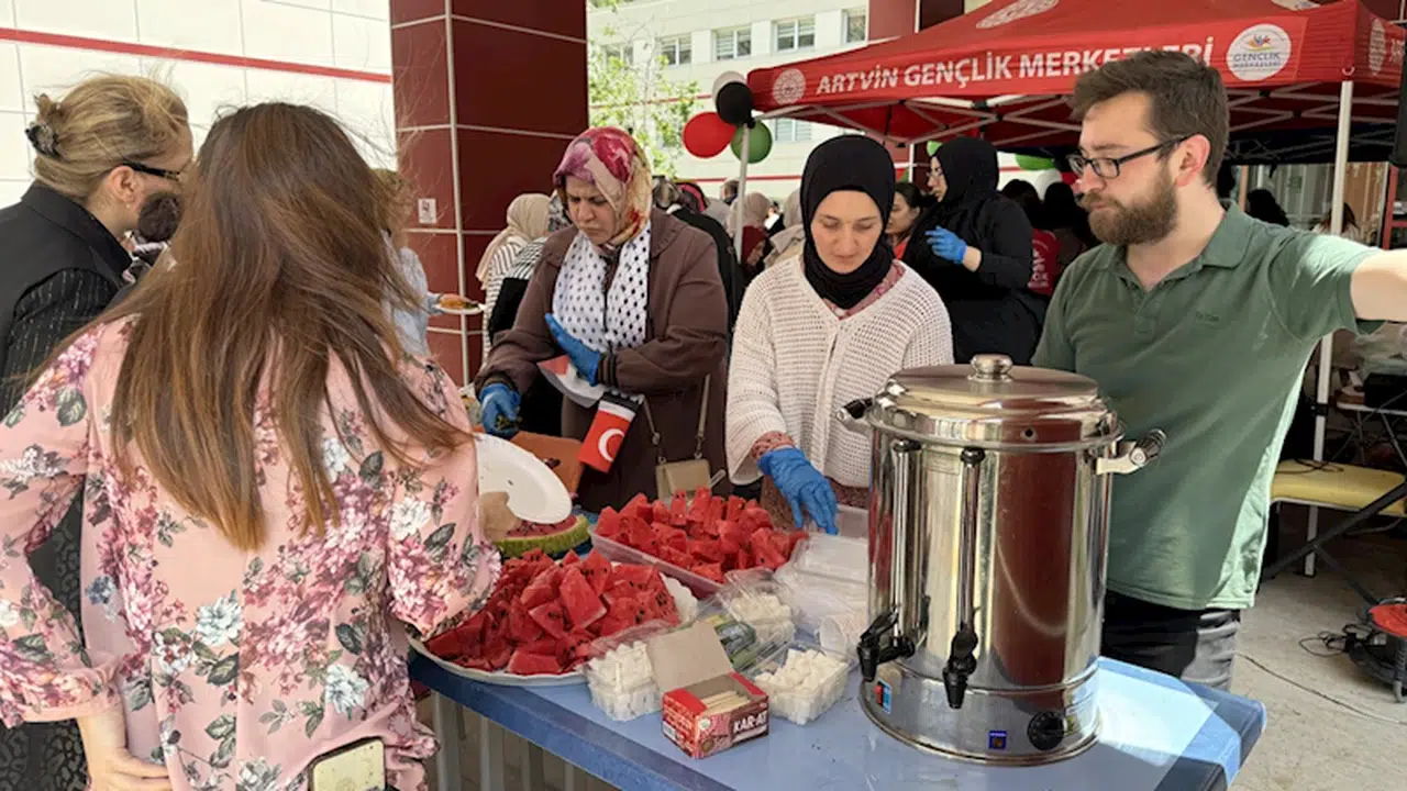Artvin'de üniversite öğrencileri Filistin'e destek için kermes düzenledi
