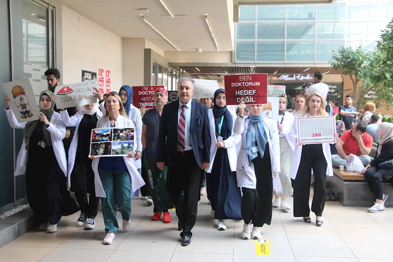Adana'da doktor adayları Gazze için yürüdü