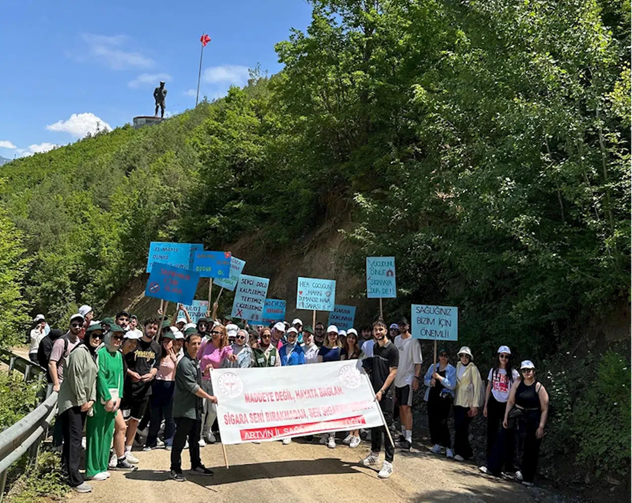 Artvin'de tütün ürünlerinin zararlarına dikkat çekmek için yürüyüş yapıldı