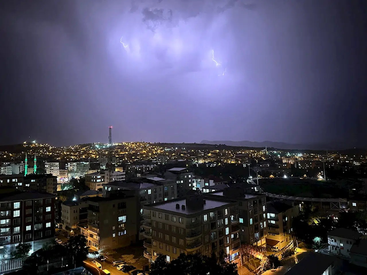 Siirt’te şimşekler geceyi aydınlattı