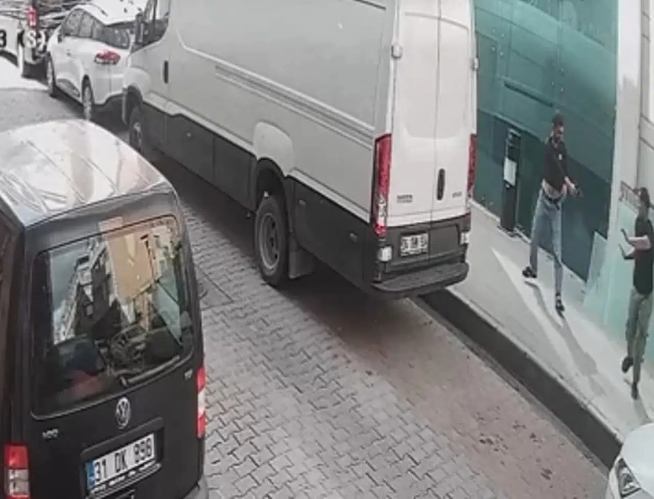 İstanbul-Fatih'te konuşmak için çağırdığı husumetlisini silahla vurdu o anlar kamerada