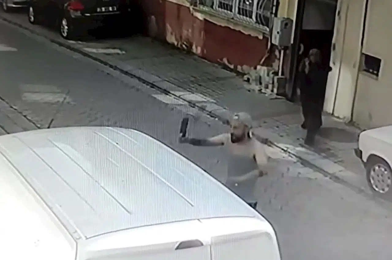 Satırla dayısının evinin kapısına dayandı; yoldan geçen 2 kadını darbetti 