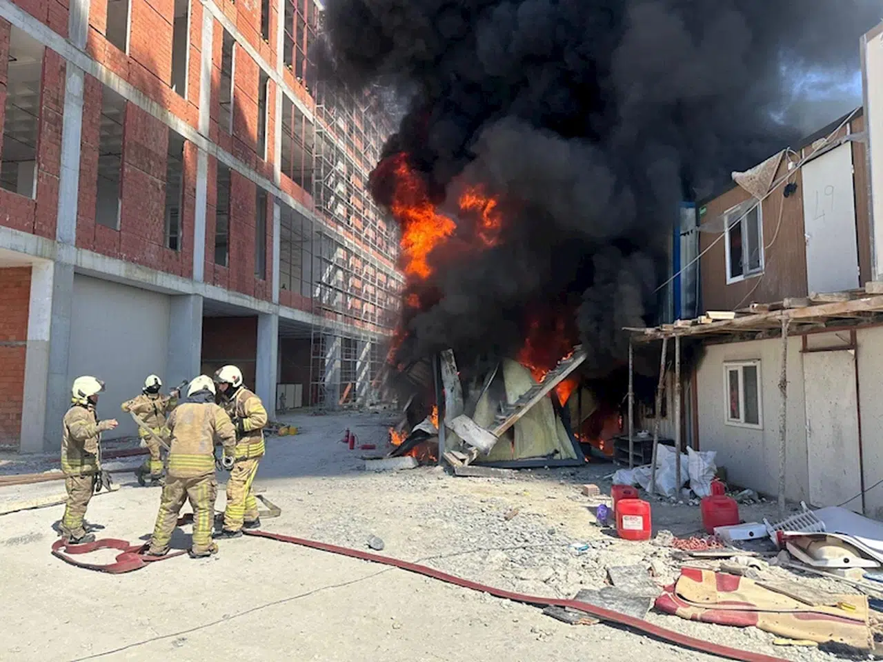 İstanbul- Esenyurt'ta işçilerin kaldığı konteynerde yangın çıktı 