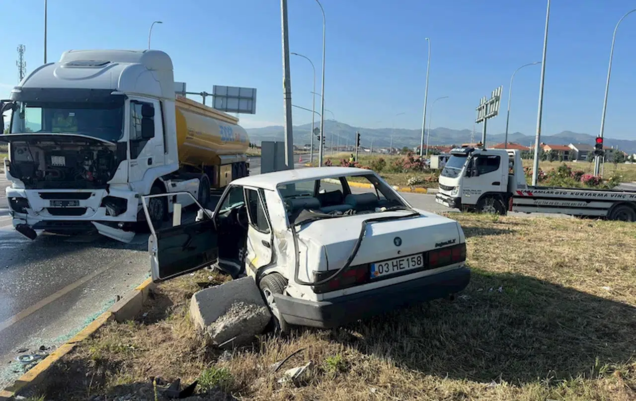 TIR'la otomobil çarpıştı: 3 yaralı