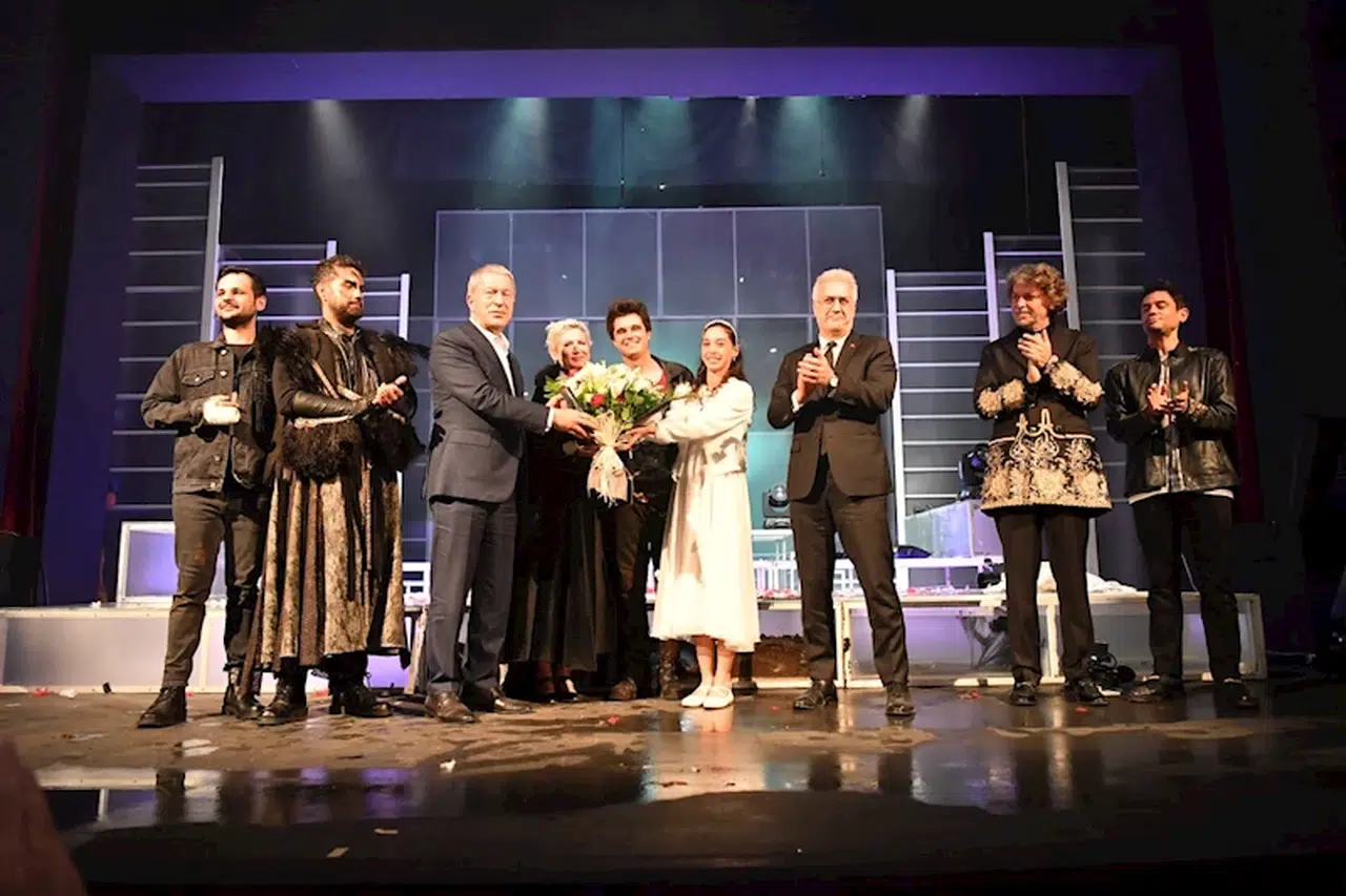 Kayseri'de, 'Hamlet' tiyatro oyunu sergilendi