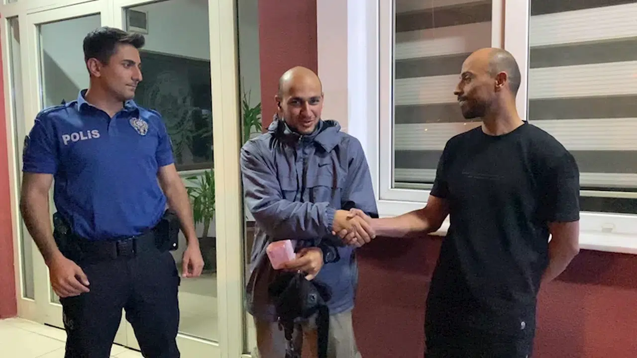 İnegöl'de , yolda bulduğu içinde 26 bin lira bulunan çantayı, sahibine teslim etti