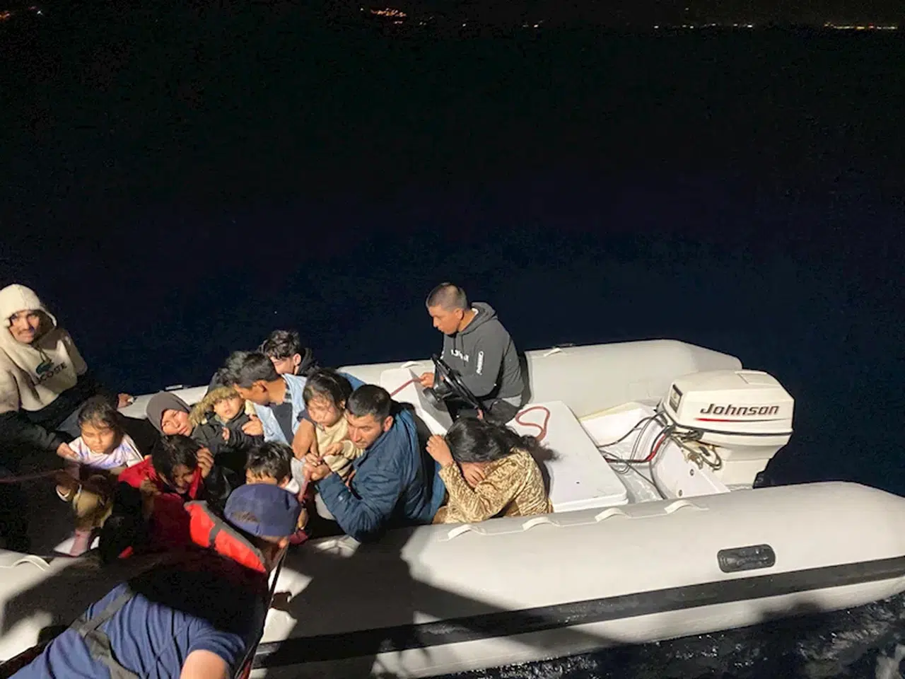 İzmir'de 37 göçmen kurtarıldı, 12 göçmen yakalandı