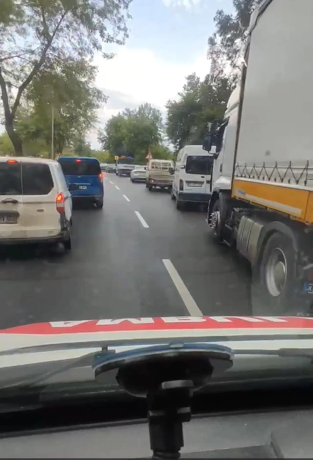 Adana'da hasta taşıyan ambulansa sürücüler fermuar sistemiyle yol verdi 