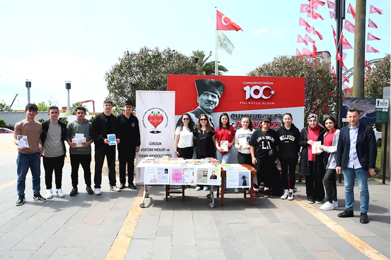 Giresun'da lise öğrencileri vatandaşları kitap okumaya teşvik etti