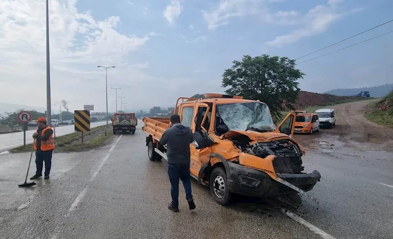 Sinop'ta kamyonetle tır çarpıştı, 3 kişi yaralandı