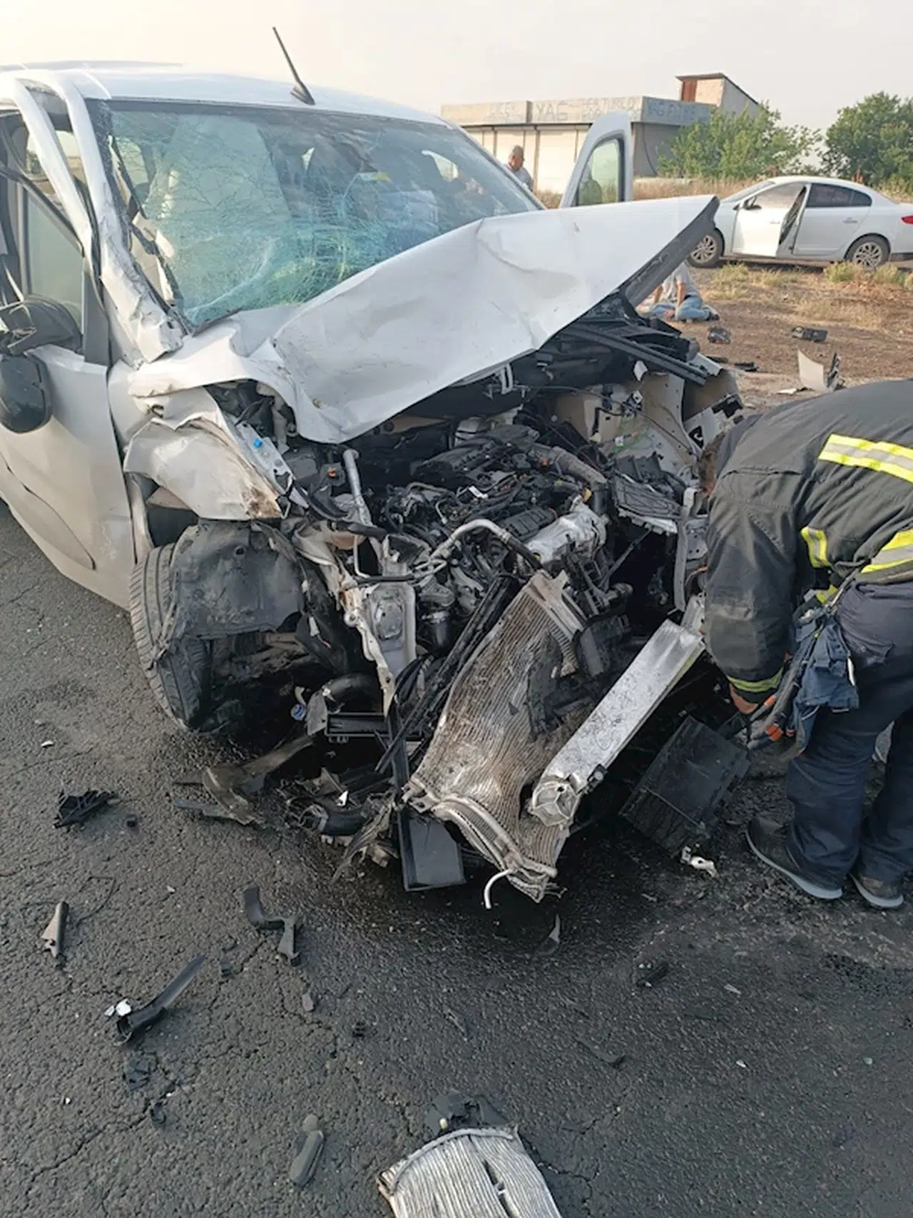 TIR ile hafif ticari aracın kafa kafaya çarpıştığı kazada 3 kişi yaralandı