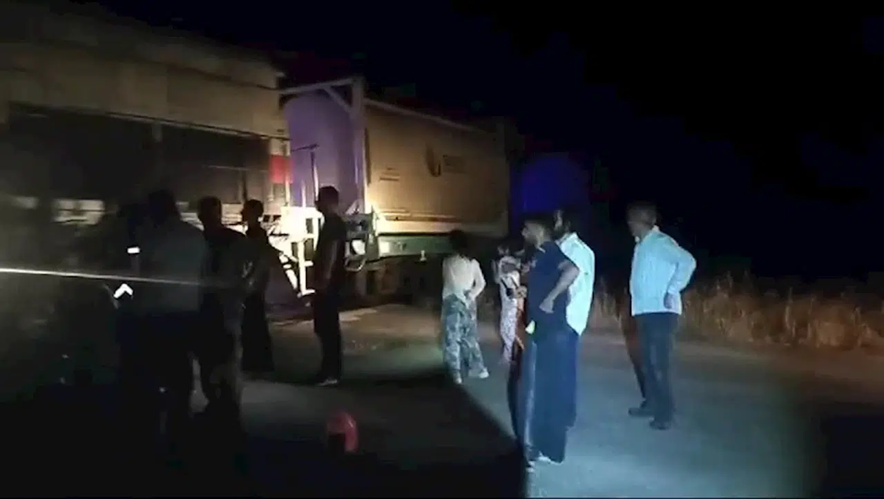 Diyarbakır'da, hemzemin geçitte yük trenine yandan çarpan otomobildeki 2 kişi yaralandı