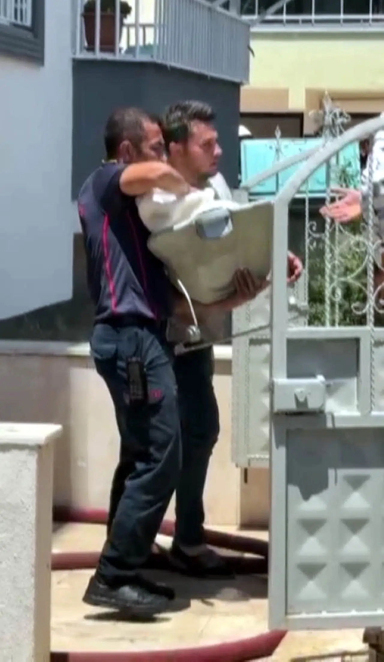 Evde çıkan yangında mahsur kalan bebeği itfaiye kurtardı