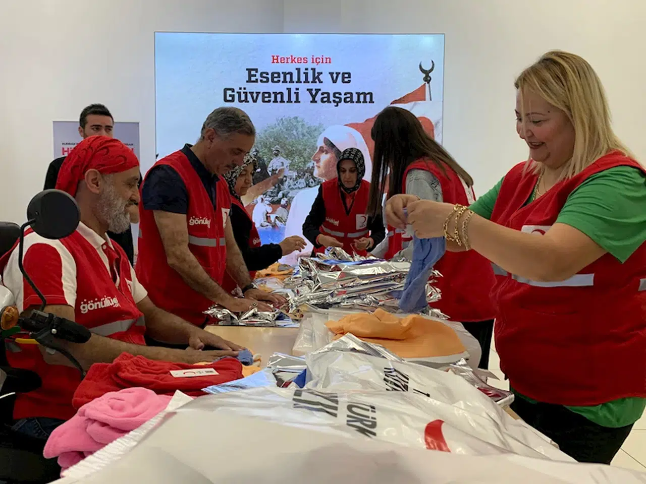 Kızılay'dan bayrama özel kıyafet yardımı