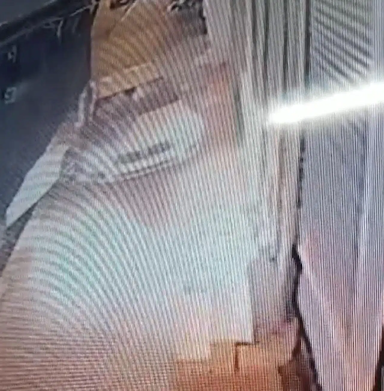 İstanbul - Esenyurt'ta hafif ticari araca vuran otomobil yayaya çarptı; o anlar kamerada