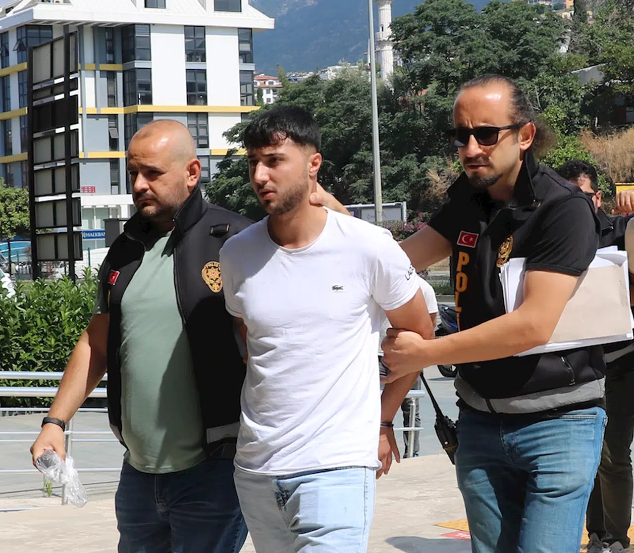 Antalya'da 2 kişiyi tabancayla yaralayan şüpheli, yakalanıp, tutuklandı